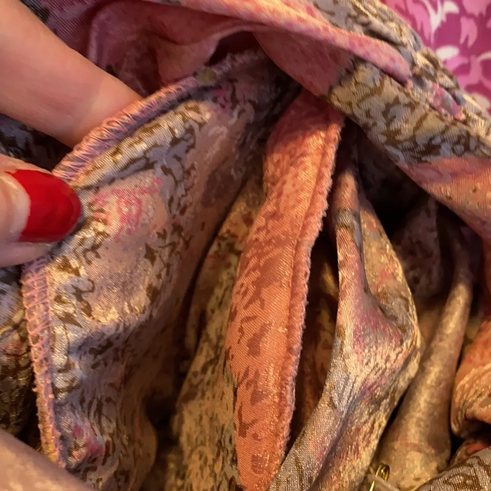 Vintage floral blouse exaggerated shoulder pads and pleated neckline - Picture 8 of 10